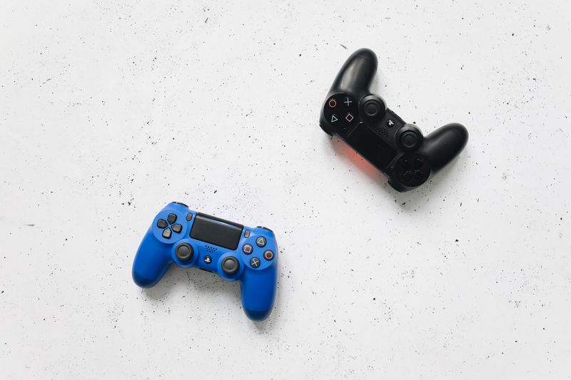 Siyah ve mavi PlayStation oyun kumandaları